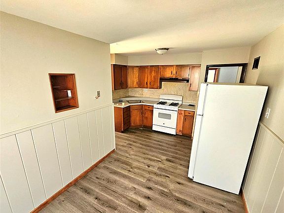 3rd image of 5566 Sunbury Ave
