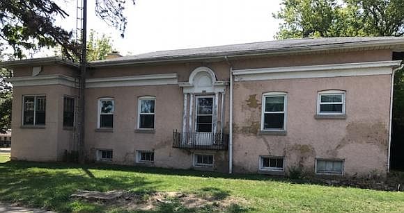 1st image of 904 W Main St
