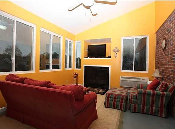 5th image of 842 S University Dr
