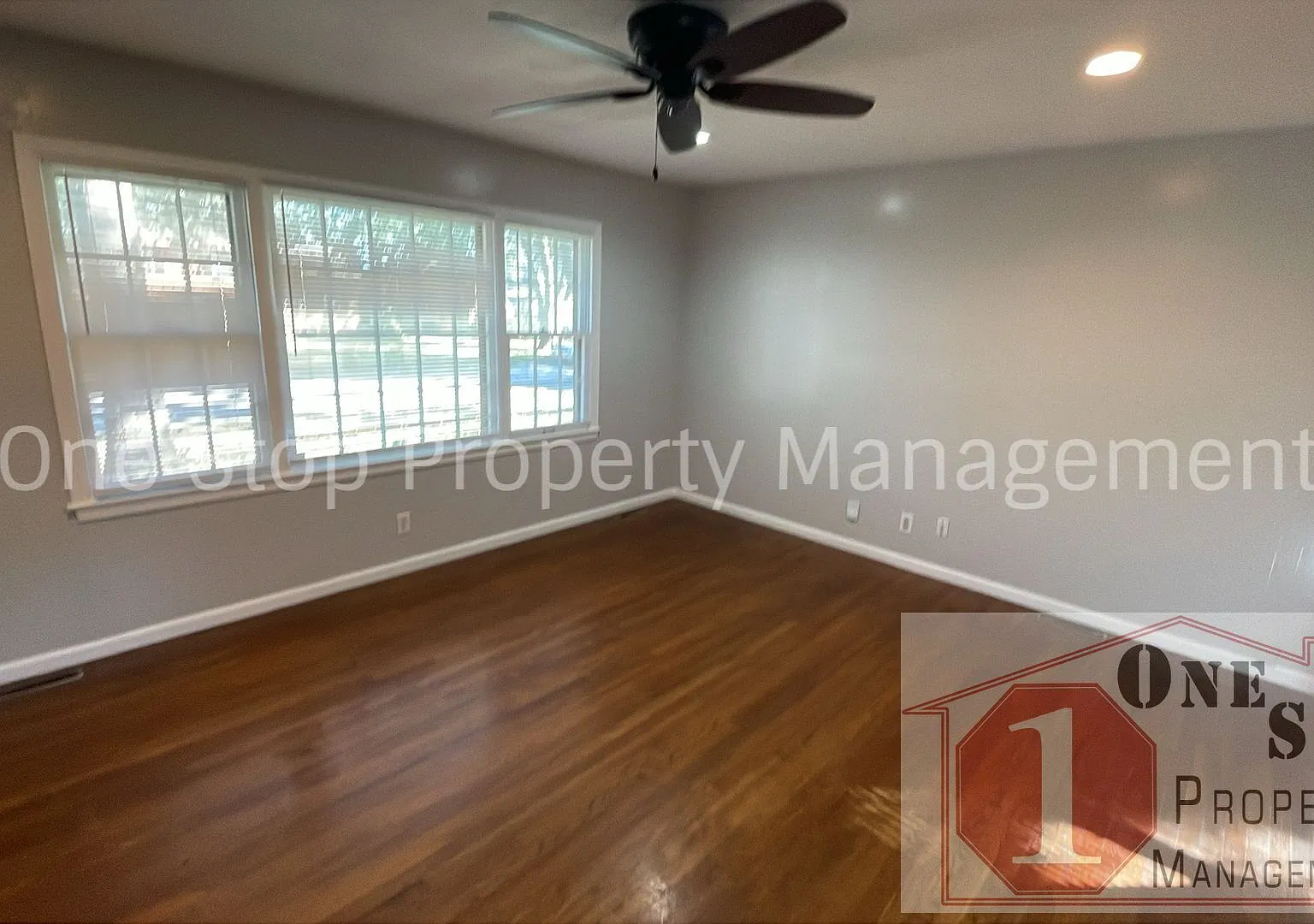 Charming 3 bedroom, 2.5 bathroom home with 2 car garage in Independence, Missouri — Photo 4