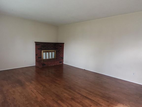 Fireplace is cosmetic only.