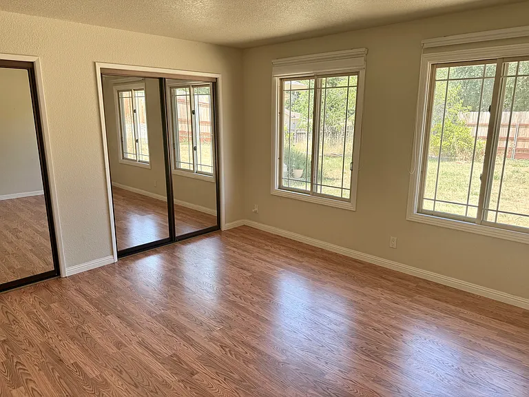 9015 Phoenix Ave — Photo 7