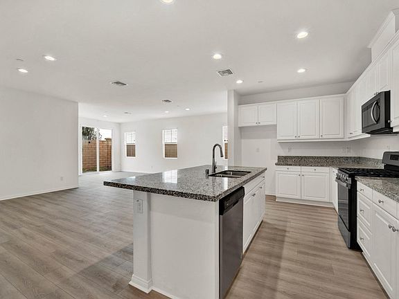 5th image of 3339 S Myrtle Dr
