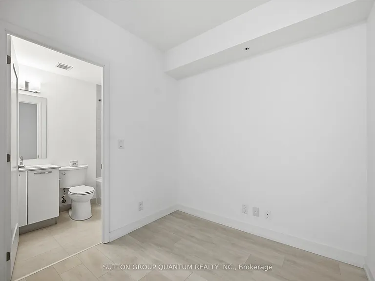 75 James St S #1221 — Photo 4