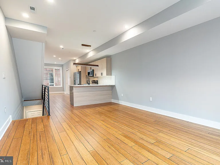 2821 Livingston St #2 — Photo 3