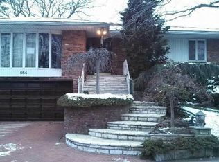 554 Golf Dr, Valley Stream, NY 11581
