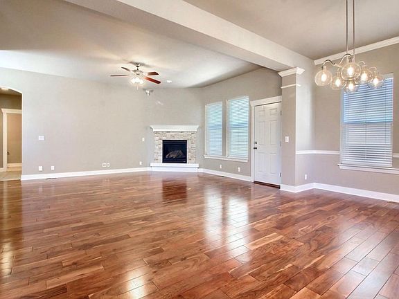 4th image of 326 Dallas St