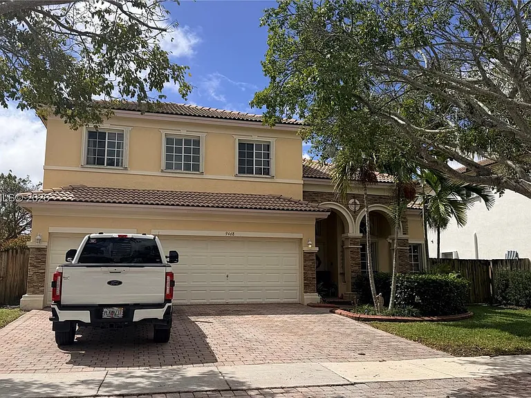 9468 SW 221st Ln — Photo 2
