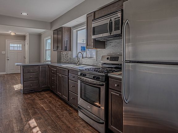 5th image of 112 Dawn Ave #1