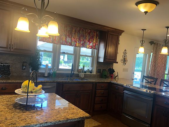 3rd image of 100 Windward Ln