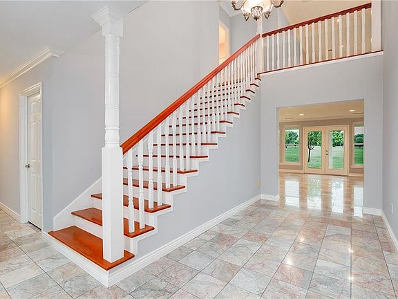 5th image of 723 Highland Ct