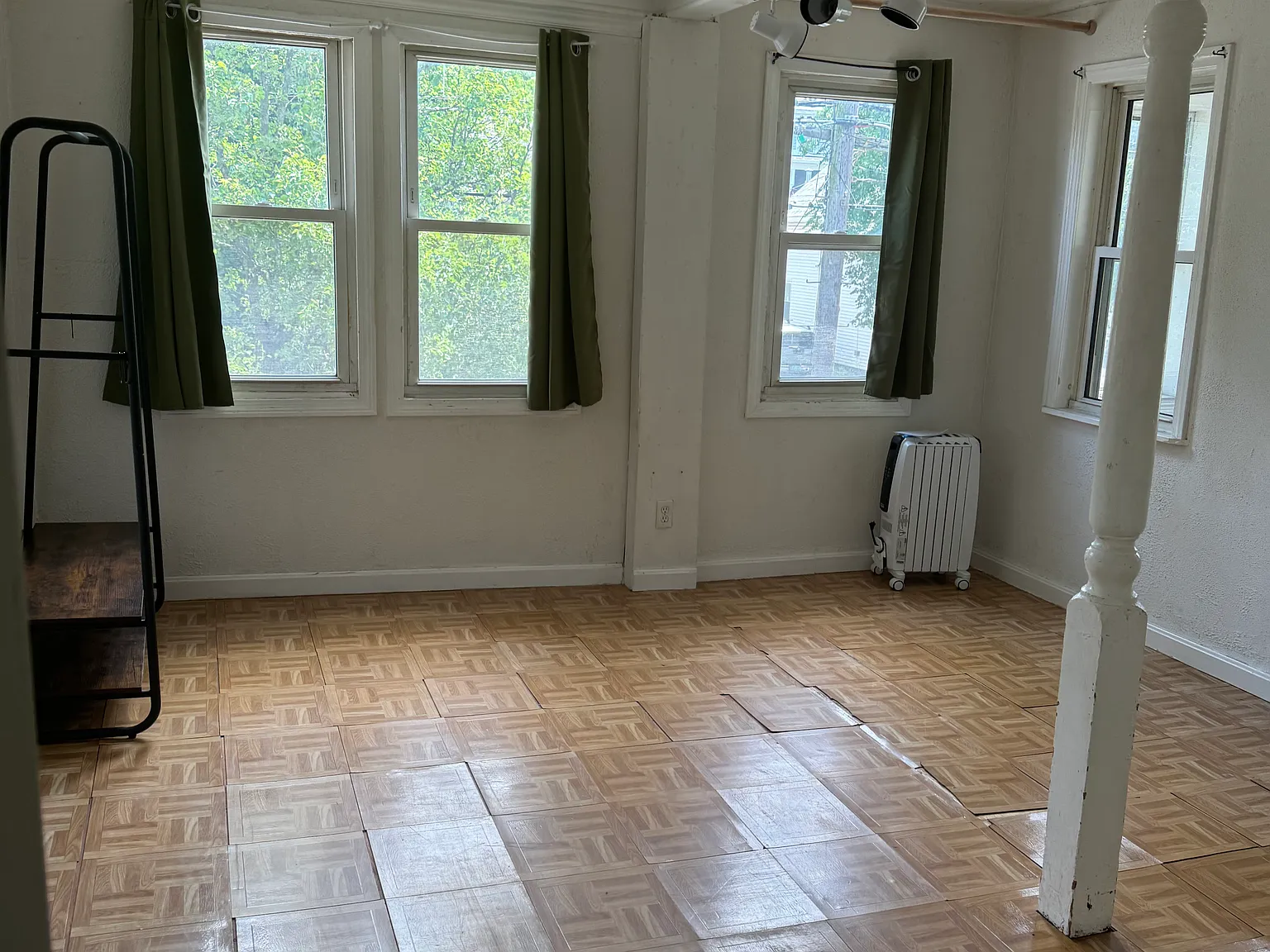 4 bed, 1.5 bath, 1600 sqft, $3,700 — Photo 2