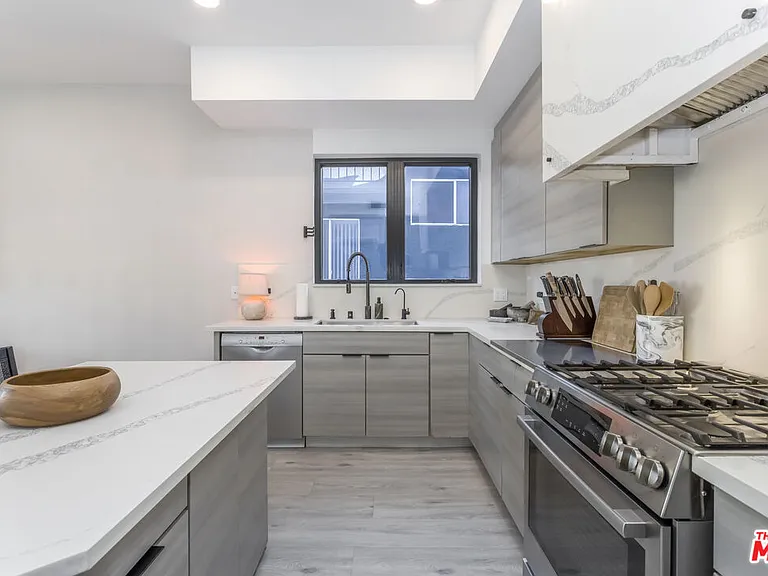 137 N Doheny Dr #3 — Photo 8