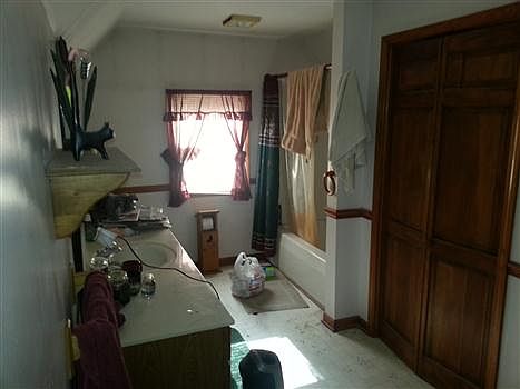 2nd image of 216 Oak St
