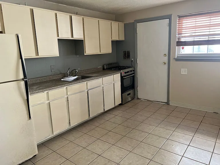 665 Garden St — Photo 20