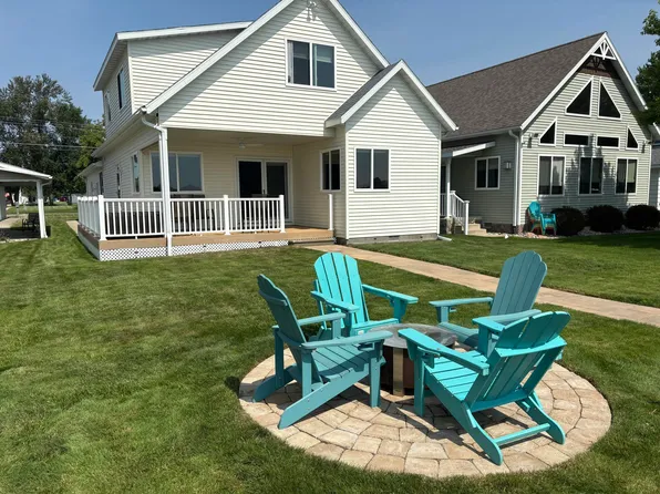 213 Bayshore Dr, Houghton Lake, MI 48629
