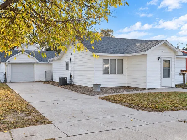 1220 K St, Cozad, NE 69130