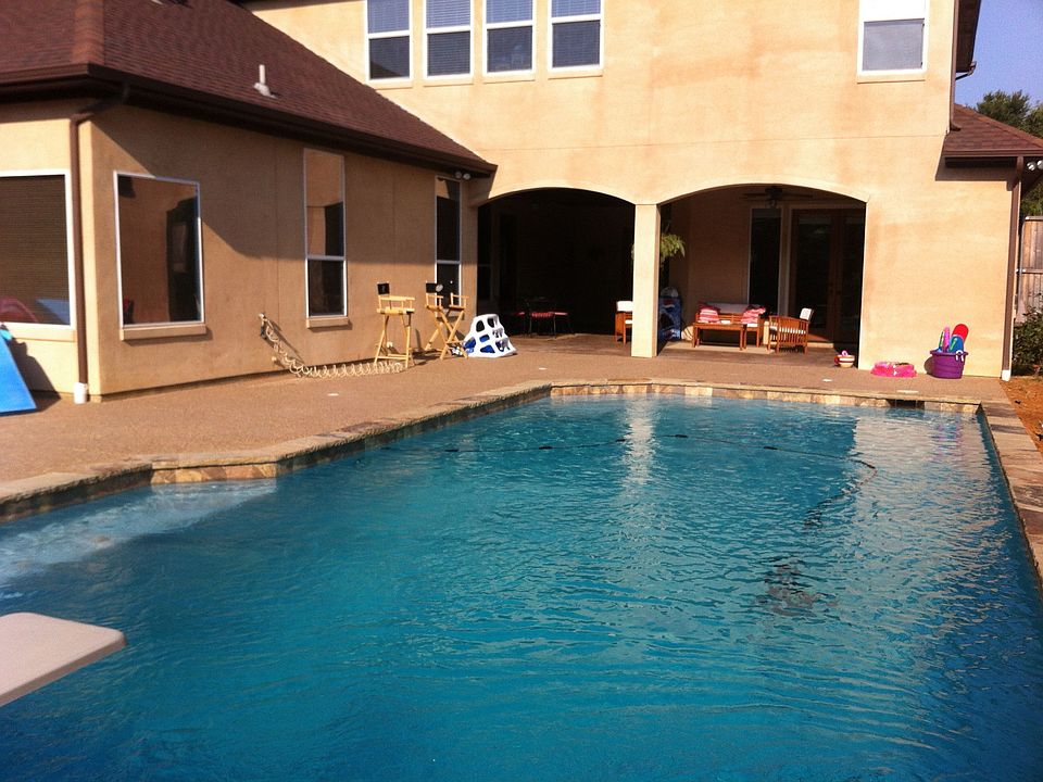 1st image of 621 Deerwood Ln