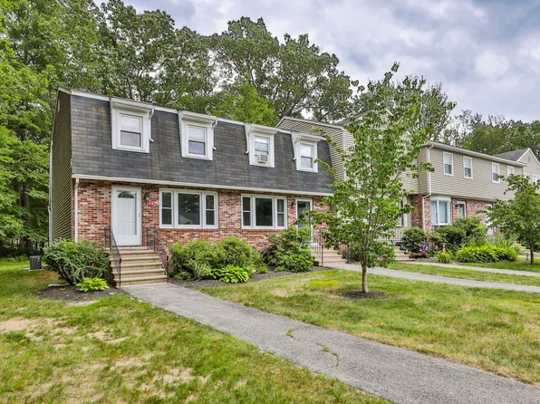 5 Oakwood Lane #8, Goffstown, NH 03045