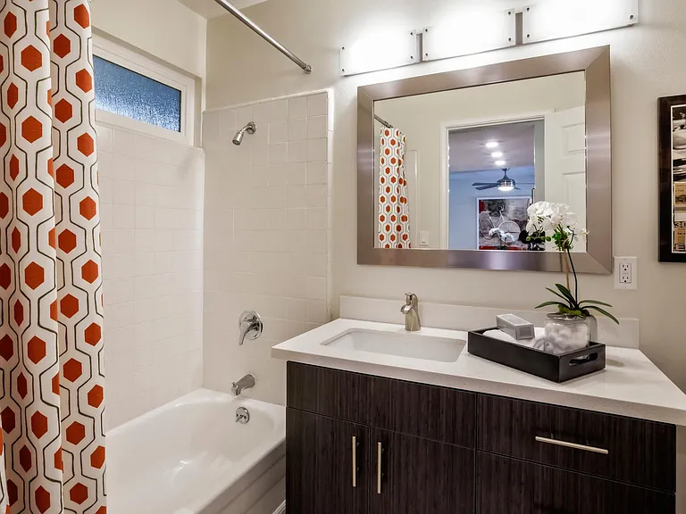 Halford Gardens Apartments — Photo 24