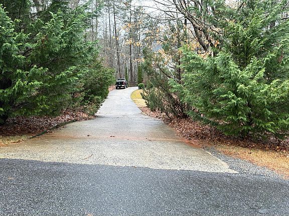 3rd image of 592 Crooked Creek Dr