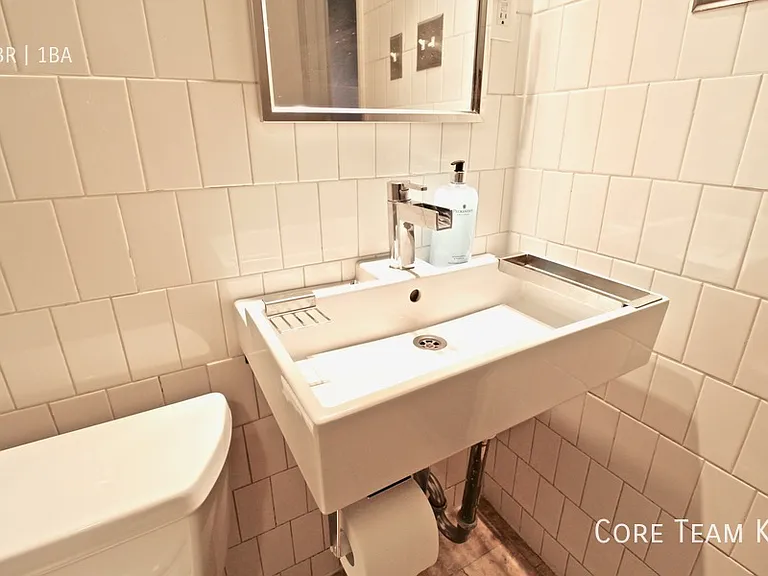 1020 W 44th St #6 — Photo 23