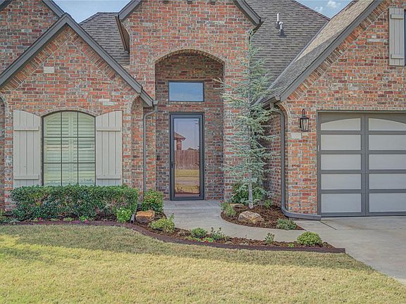 2nd image of 1900 Lago Dr