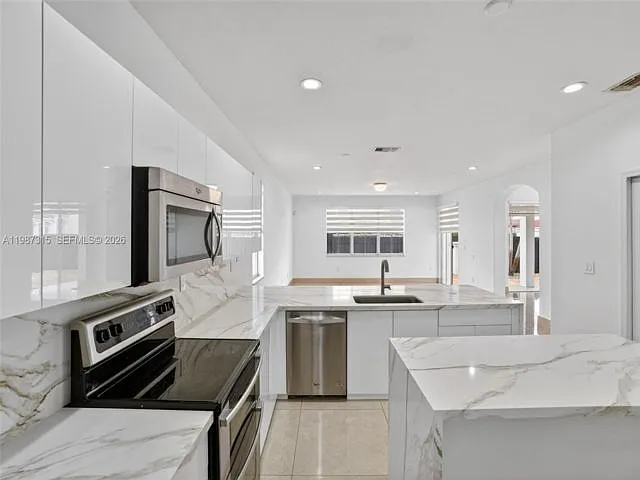 15051 SW 18th Ter — Photo 4