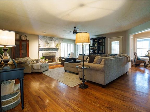 3rd image of 1876 Ridgewood Dr