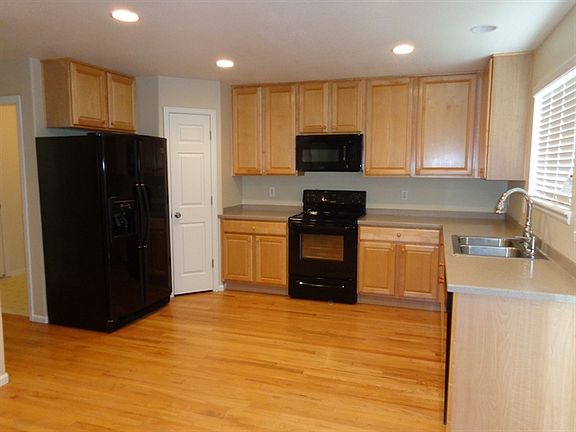2nd image of 10910 Steele St