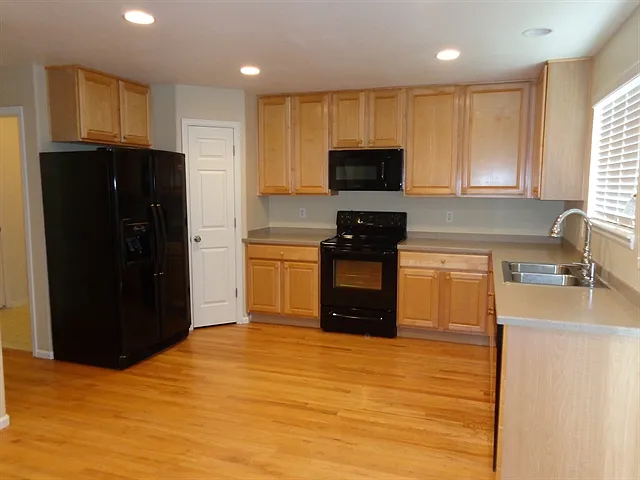 10910 Steele St — Photo 2