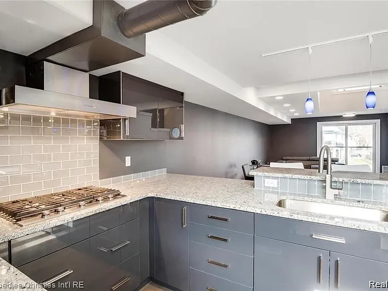 642 W Eleven Mile Rd — Photo 10