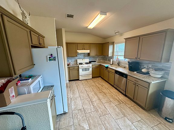 3rd image of 1012 Henderson Dr