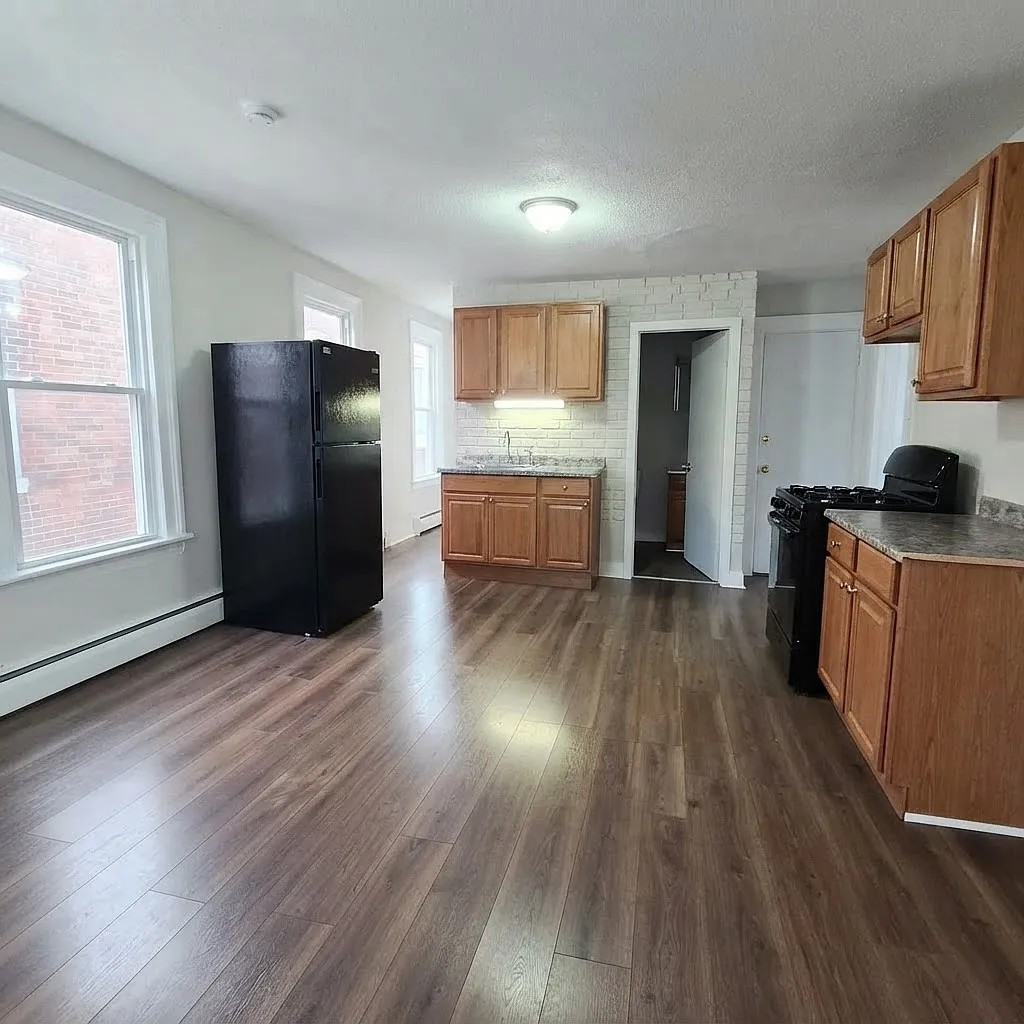 4 bed, 2495 sqft, $2,350 — Photo 3