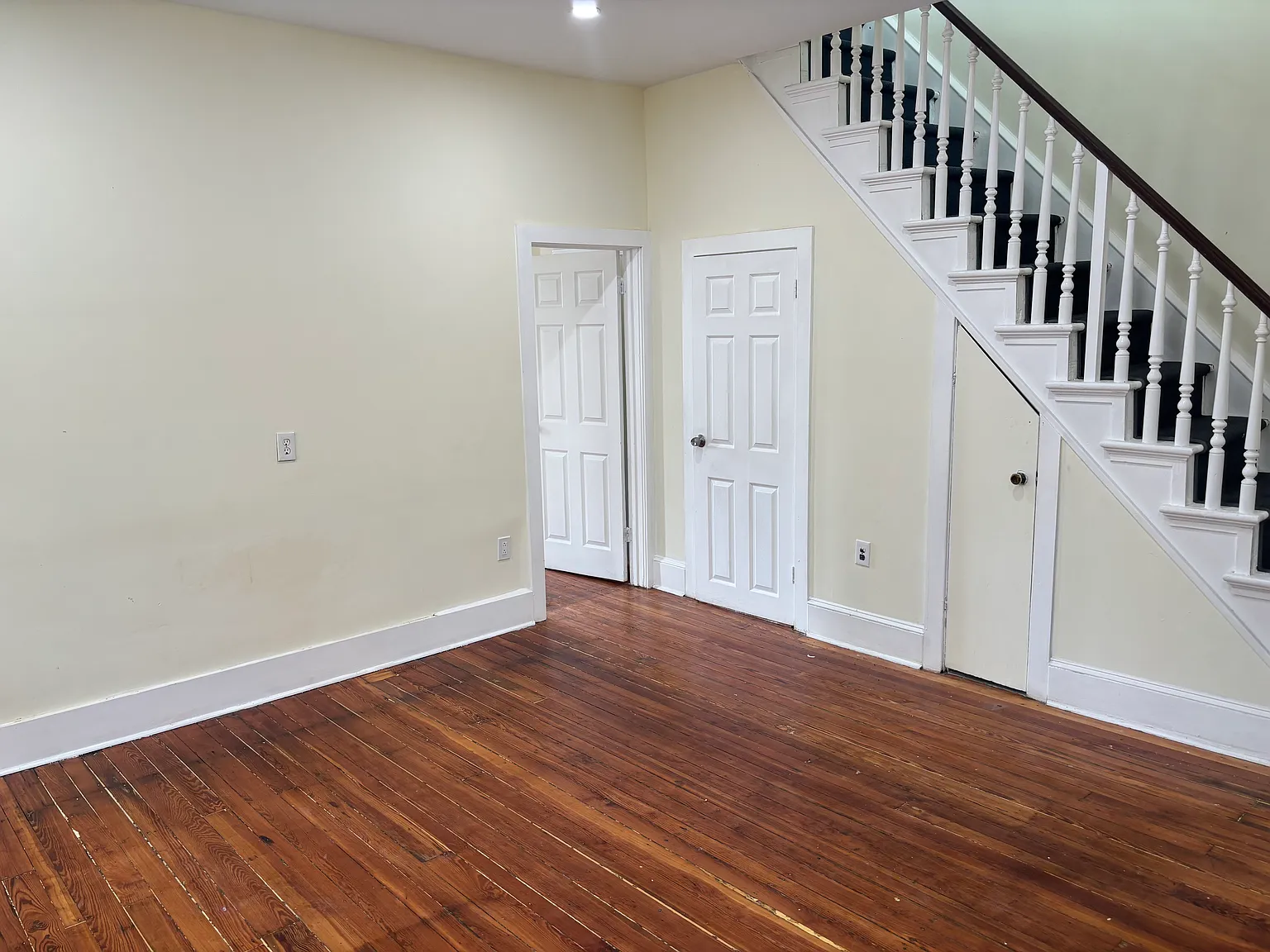 5 bed, 2500 sqft, $2,000 — Photo 1