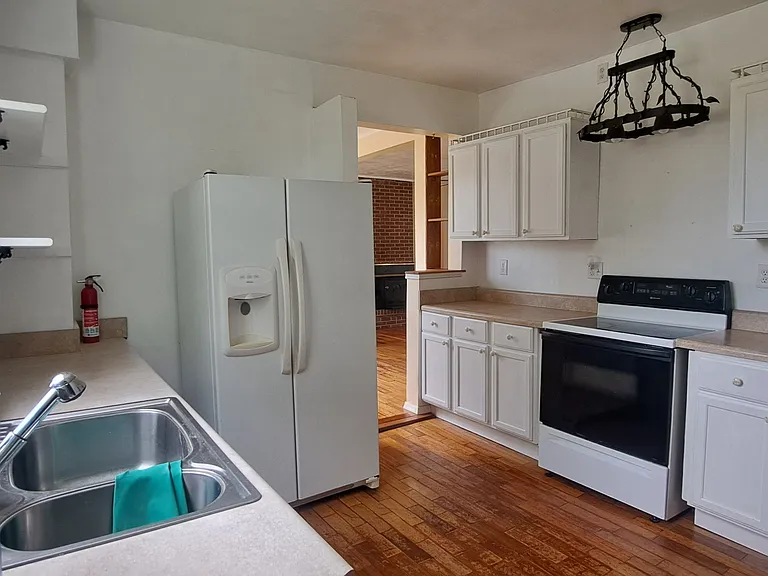 781 Kingsale Rd — Photo 10