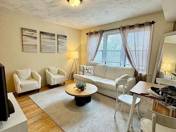 2nd image of 1101 W Barry Ave APT 3E