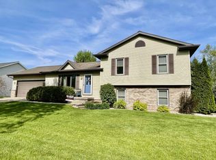 404 Nightingale Ln, Cottage Grove, WI 53527