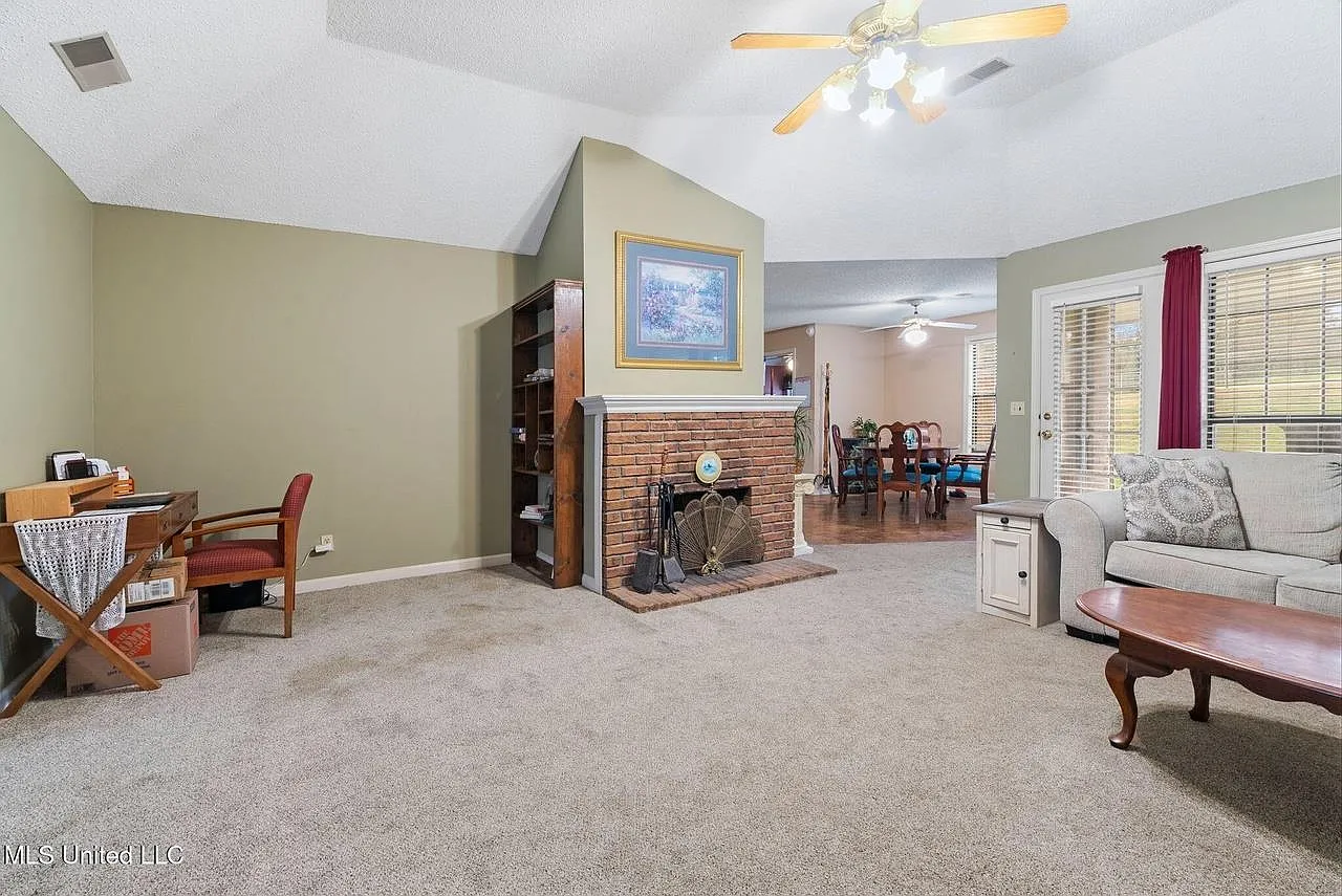 4 bed, 2.0 bath, 1980 sqft, $1,500 — Photo 3
