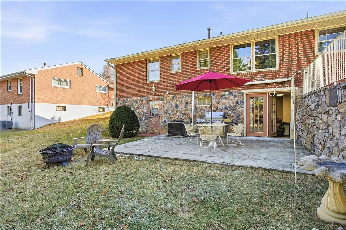4 bed, 1.5 bath, 2150 sqft, $2,495 — Photo 4