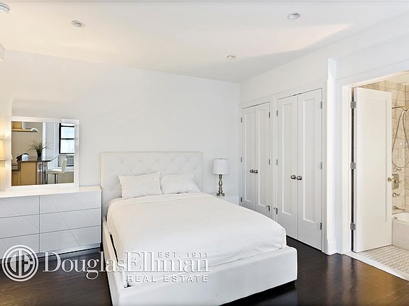 3rd image of 19 W 55th St APT 9C