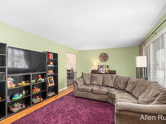 3rd image of 318 W Roosevelt Ave
