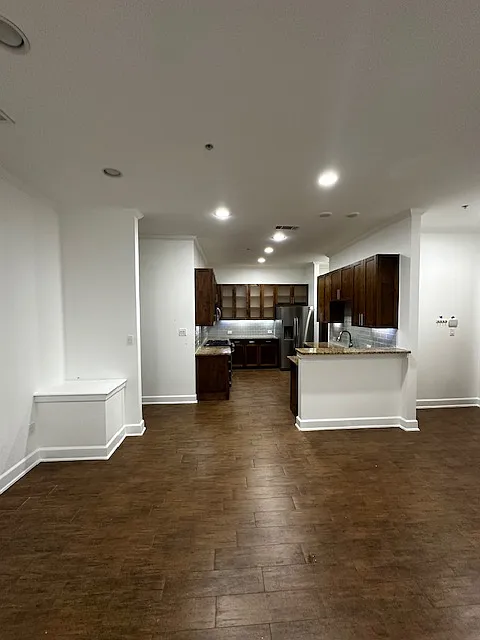 4 bed, 2037 sqft, $4,200 — Photo 2