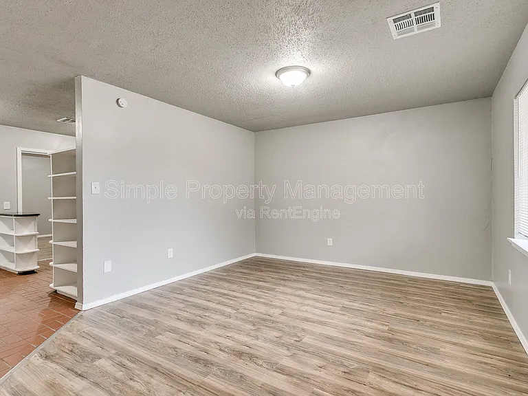 409 E Hill Dr — Photo 3