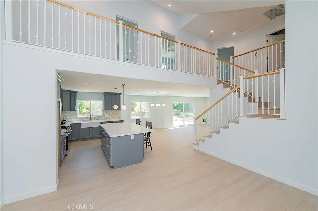 4 bed, 2046 sqft, $4,550 — Photo 3