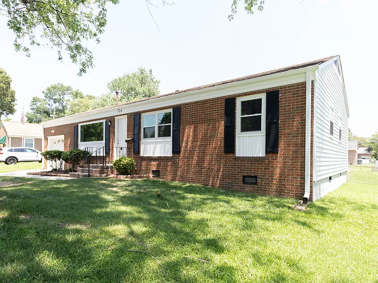 724 Lucas Creek Rd — Photo 2