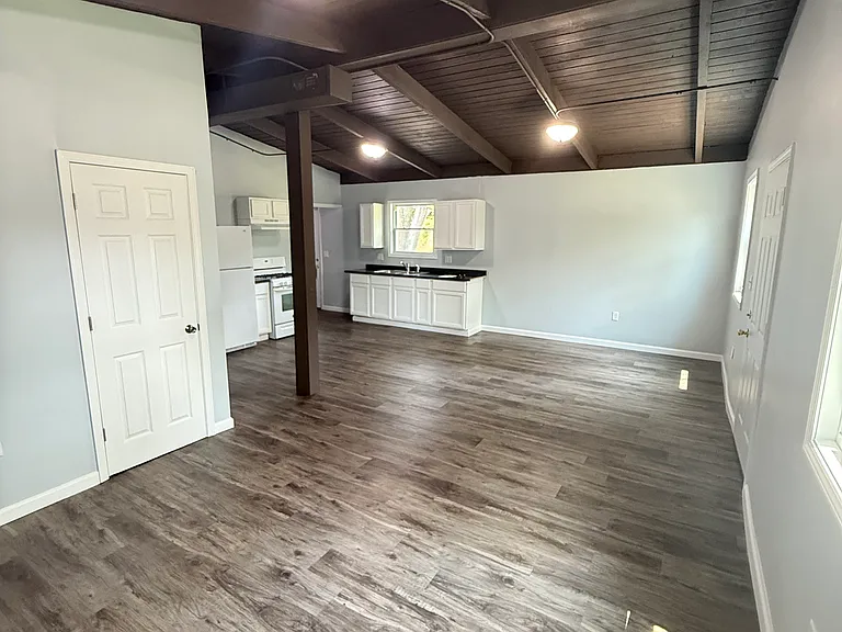 612 E 47th Pl — Photo 2