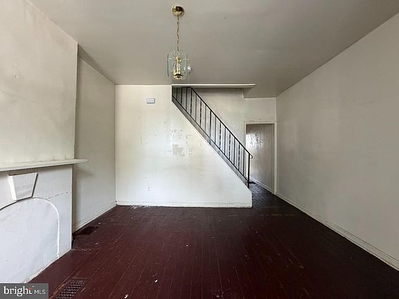 4th image of 1556 N Carey St