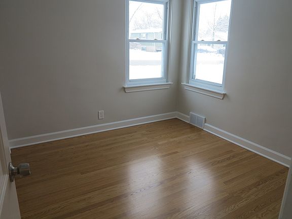 5th image of 34 Evergreen St