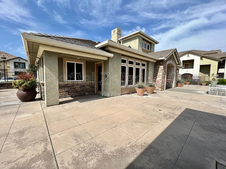 1360 Shady Ln — Photo 16